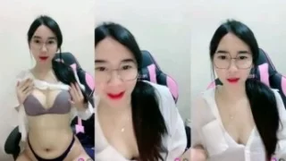 Amerlita Cantik Berkacamata Sexy