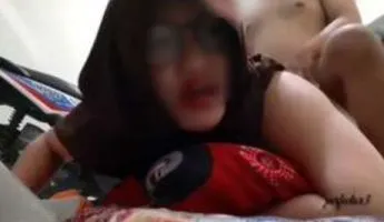 Desahan Tante Jilbab Coklat Kena Doggy dari Belakang