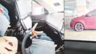 Mbak Ecah Nyepong dalam Mobil di Parkiran