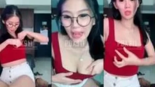 Irma Cantik Berkacamata Jilat Toketnya