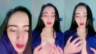 Kirana Host Cantik Remas-remas Buah Dada