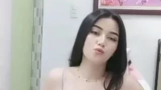 Rosaline Ebot Seksi No Bra di Mango Live