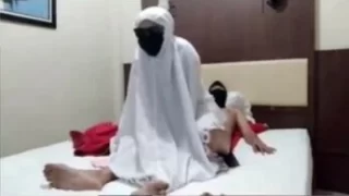 Ngentot Wanita Mukenah SofieEksib di Hotel