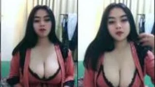 Belahan Dada Susianti Host Baru Cantik