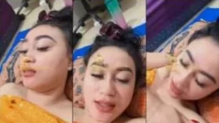 Viana Cantik Live sedang di Pijat