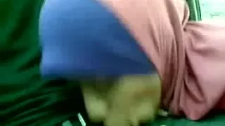 Ibu Berjilbab isep anu Dalam Mobil (JADUL)