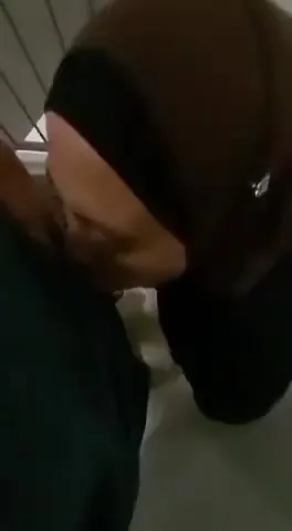 Ukhty cantik nyepong di tangga
