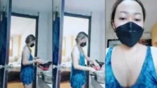 Bokep Indo Tya Bunda MILF Sexy Tanpa Bra di Dapur