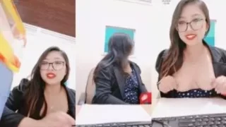 Bokep Indo Show Uting Live dari Kantor Nih Mbaknya Gokil